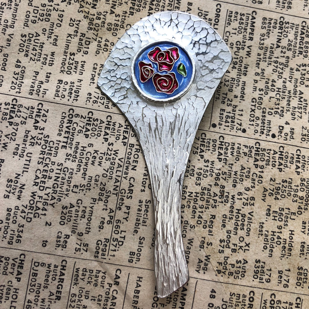 Brooch, bunch of Roses on blue
